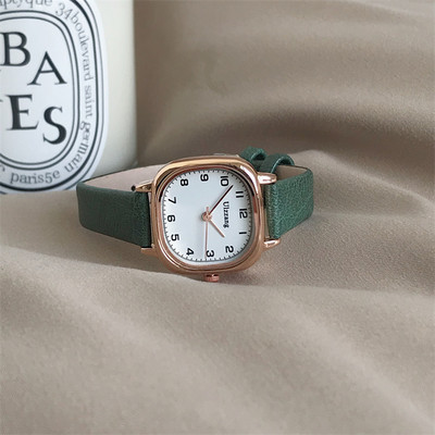 Απλό μοντέλο γυναικείο τετράγωνο ρολόι με λουράκι από οικολογικό δέρμα