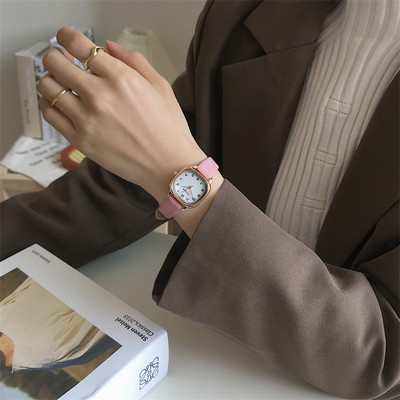 Απλό μοντέλο γυναικείο τετράγωνο ρολόι με λουράκι από οικολογικό δέρμα