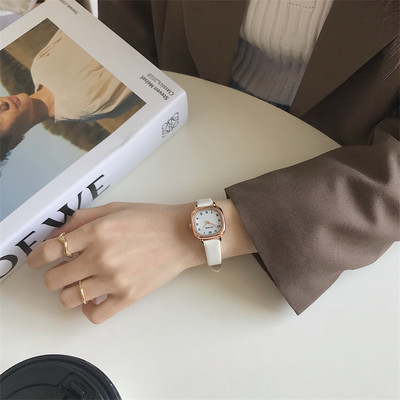 Απλό μοντέλο γυναικείο τετράγωνο ρολόι με λουράκι από οικολογικό δέρμα