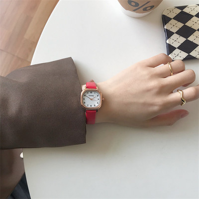 Απλό μοντέλο γυναικείο τετράγωνο ρολόι με λουράκι από οικολογικό δέρμα