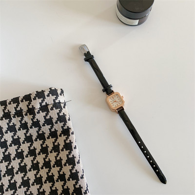 Μικρό ρετρό ρολόι με τετράγωνο καντράν