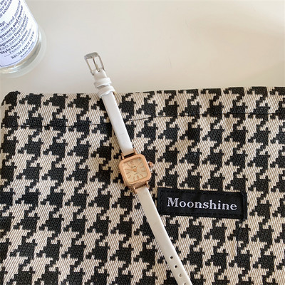 Μικρό ρετρό ρολόι με τετράγωνο καντράν