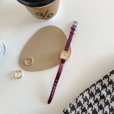 Μικρό ρετρό ρολόι με τετράγωνο καντράν