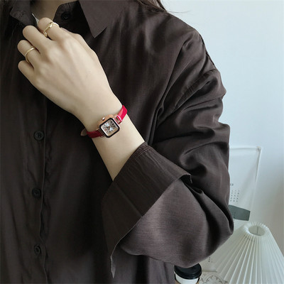 Μικρό ρετρό ρολόι με τετράγωνο καντράν