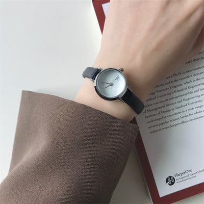 Väikese ümmarguse sihverplaadiga naiste käekell