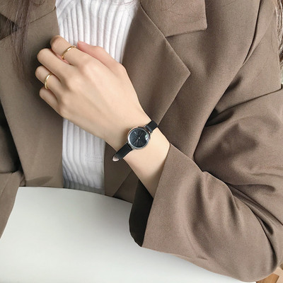 Väikese ümmarguse sihverplaadiga naiste käekell