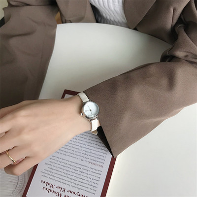 Väikese ümmarguse sihverplaadiga naiste käekell