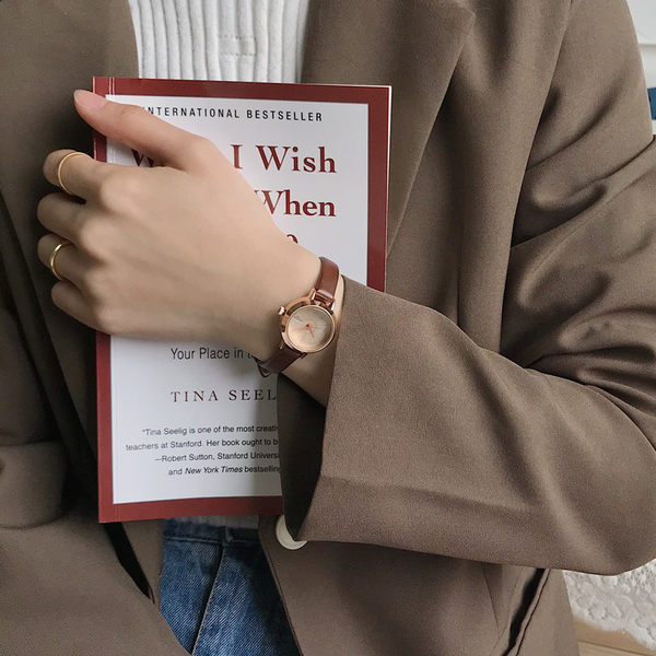 Väikese ümmarguse sihverplaadiga naiste käekell