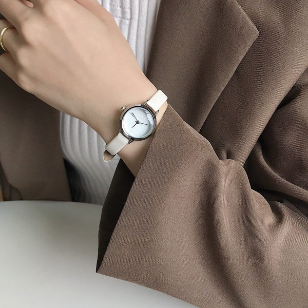 Väikese ümmarguse sihverplaadiga naiste käekell