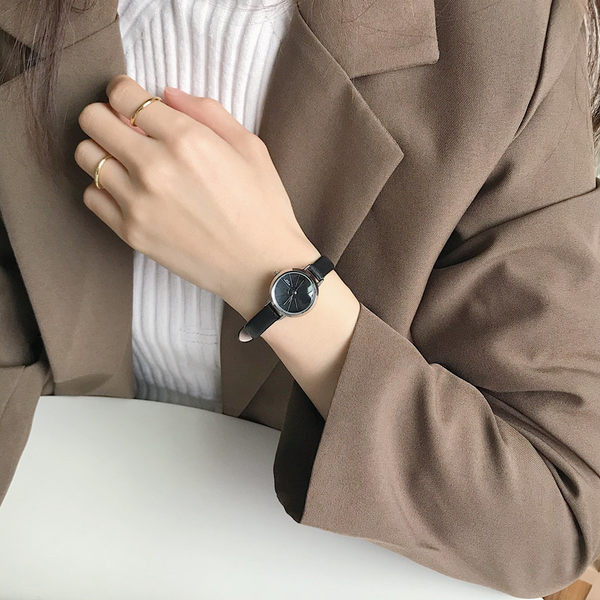 Väikese ümmarguse sihverplaadiga naiste käekell