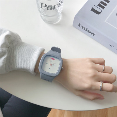 Νέο μοντέλο γυναικείο τετράγωνο ρολόι με λουράκι σιλικόνης
