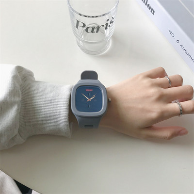 Νέο μοντέλο γυναικείο τετράγωνο ρολόι με λουράκι σιλικόνης