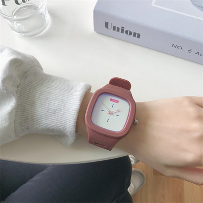 Νέο μοντέλο γυναικείο τετράγωνο ρολόι με λουράκι σιλικόνης