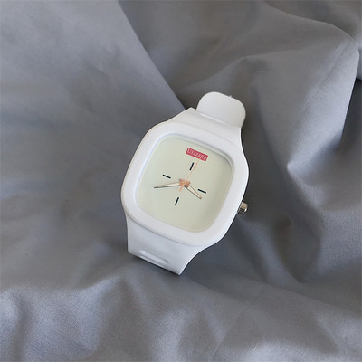 Νέο μοντέλο γυναικείο τετράγωνο ρολόι με λουράκι σιλικόνης