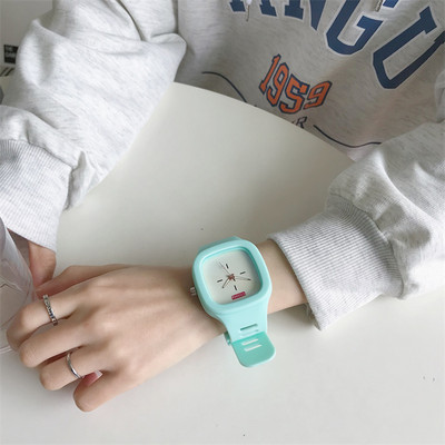Νέο μοντέλο γυναικείο τετράγωνο ρολόι με λουράκι σιλικόνης