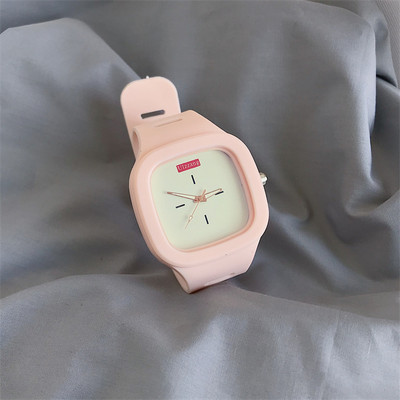 Νέο μοντέλο γυναικείο τετράγωνο ρολόι με λουράκι σιλικόνης