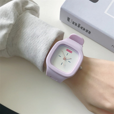 Νέο μοντέλο γυναικείο τετράγωνο ρολόι με λουράκι σιλικόνης