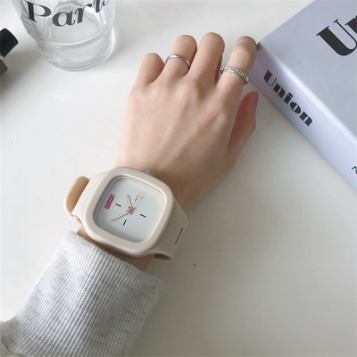 Νέο μοντέλο γυναικείο τετράγωνο ρολόι με λουράκι σιλικόνης