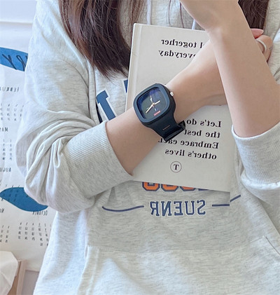 Νέο μοντέλο γυναικείο τετράγωνο ρολόι με λουράκι σιλικόνης