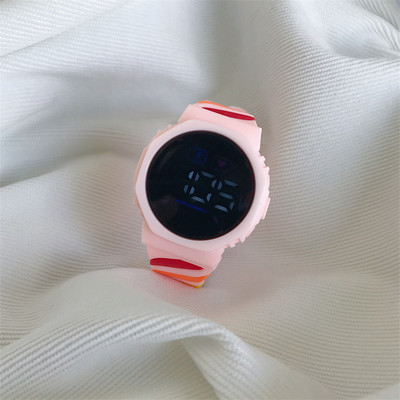 Έγχρωμο ρολόι με λουράκι σιλικόνης