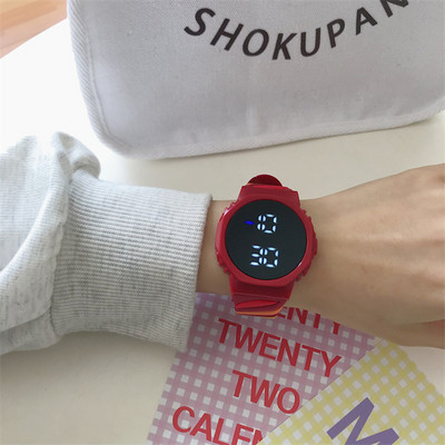 Έγχρωμο ρολόι με λουράκι σιλικόνης