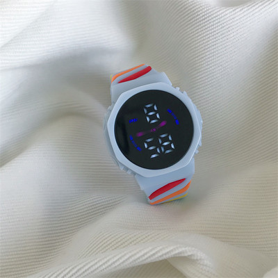 Έγχρωμο ρολόι με λουράκι σιλικόνης