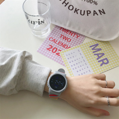 Έγχρωμο ρολόι με λουράκι σιλικόνης