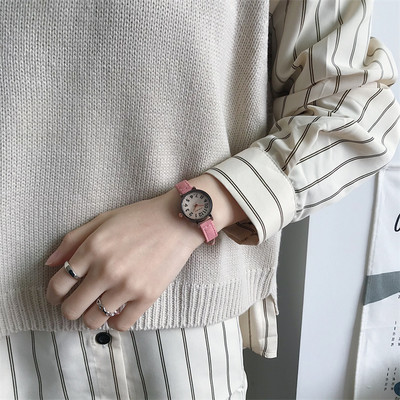 Μοντέρνο στρογγυλό ρολόι με δερμάτινο λουράκι