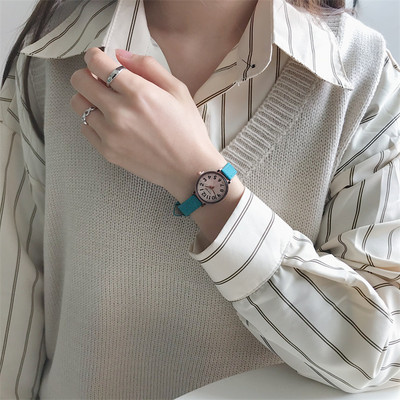 Μοντέρνο στρογγυλό ρολόι με δερμάτινο λουράκι