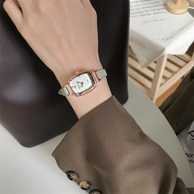 Μικρό γυναικείο ρολόι σε στυλ ρετρό