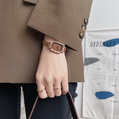 Μικρό γυναικείο ρολόι σε στυλ ρετρό