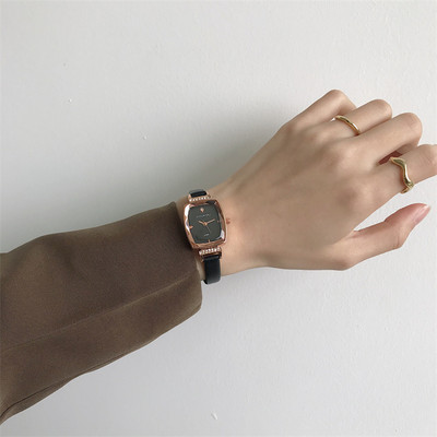 Μικρό γυναικείο ρολόι σε στυλ ρετρό