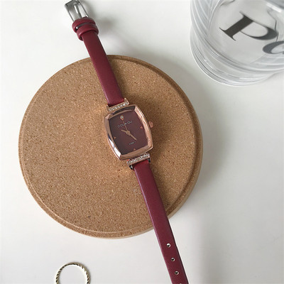 Μικρό γυναικείο ρολόι σε στυλ ρετρό