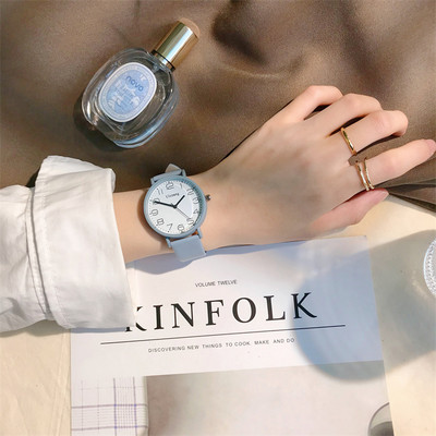 Γυναικείο ρολόι quartz με λουράκι από συνθετικό δέρμα