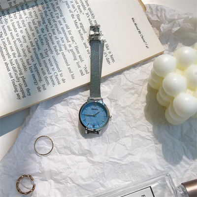 Γυναικείο ρολόι με στρογγυλό καντράν και μεταλλικό λουράκι