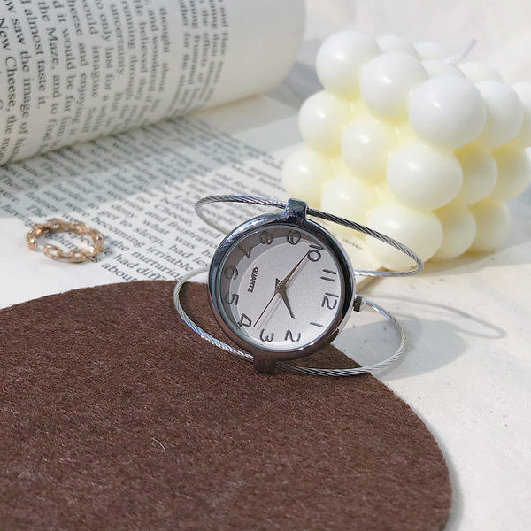 Novi model ženskog sata sa narukvicom