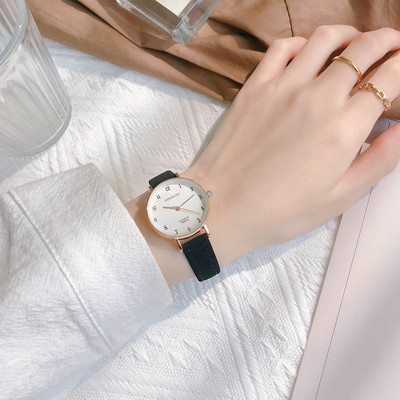 Γυναικείο ρολόι απλό μοντέλο με στρογγυλό καντράν και λουράκια από οικολογικό δέρμα