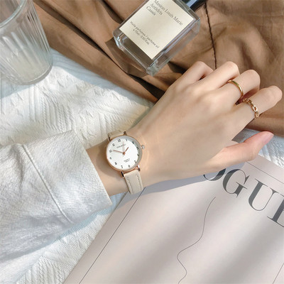 Γυναικείο ρολόι απλό μοντέλο με στρογγυλό καντράν και λουράκια από οικολογικό δέρμα