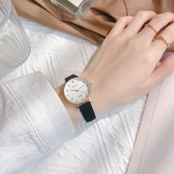 Γυναικείο ρολόι απλό μοντέλο με στρογγυλό καντράν και λουράκια από οικολογικό δέρμα