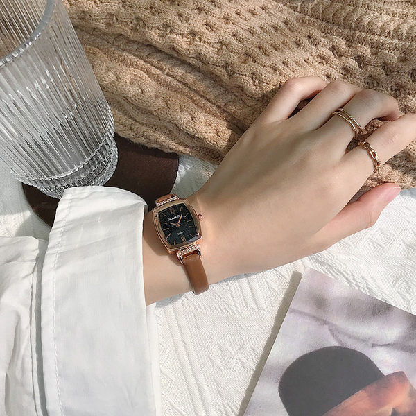 Naiste kandiline käekell kunstnahast rihma ja dekoratiivkividega