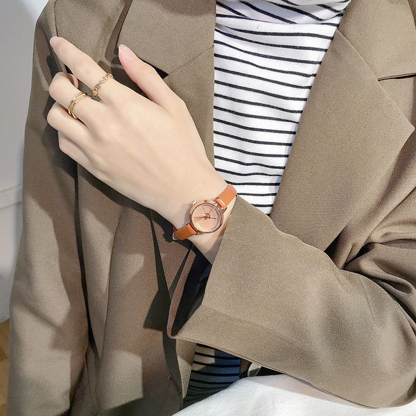 Jednobojni ženski sat s okruglim brojčanikom