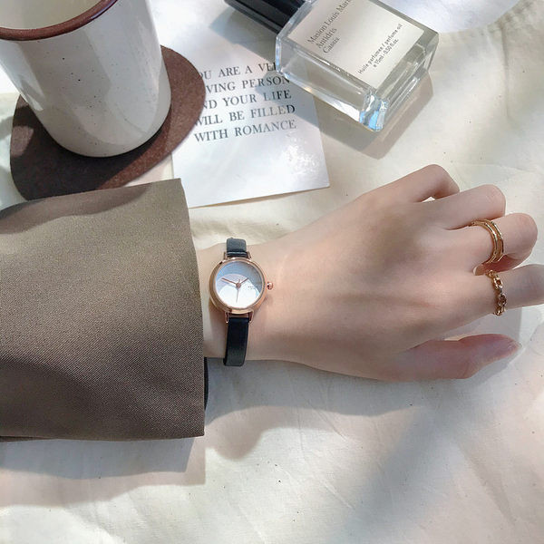 Jednobojni ženski sat s okruglim brojčanikom