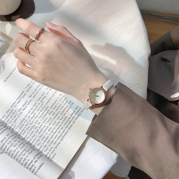 Jednobojni ženski sat s okruglim brojčanikom