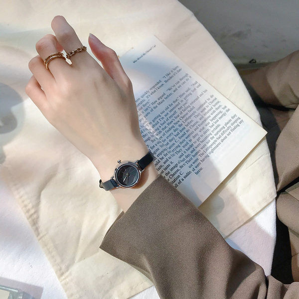 Jednobojni ženski sat s okruglim brojčanikom