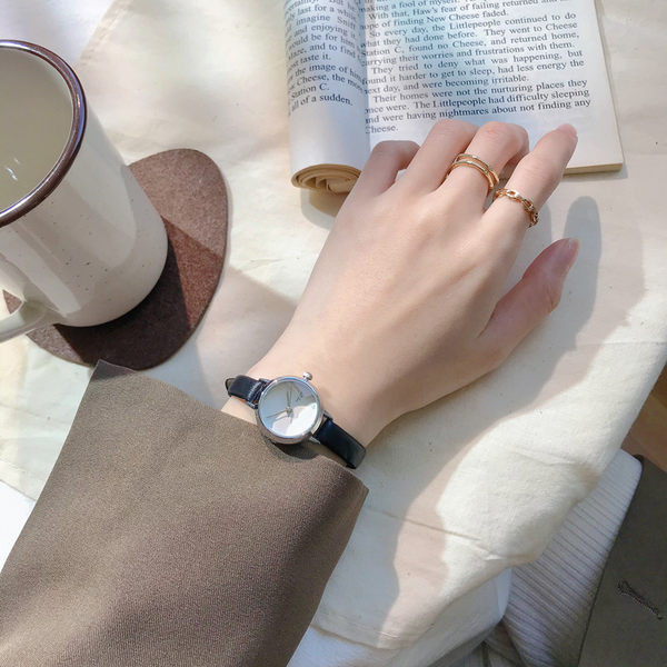 Jednobojni ženski sat s okruglim brojčanikom