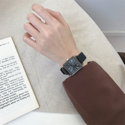 Νέο μοντέλο γυναικείο ρολόι με τετράγωνο σχήμα - δερμάτινο λουράκι