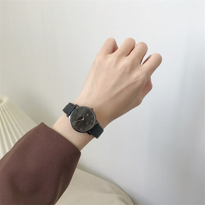 Μοντέρνο ρολόι με λουράκι από έκο δέρμα - για γυναίκες