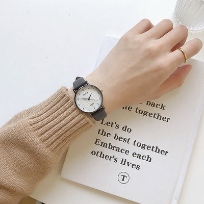 Tavaline ümmarguse sihverplaadiga naiste käekell