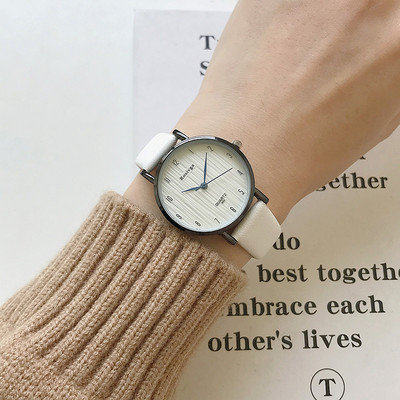 Tavaline ümmarguse sihverplaadiga naiste käekell