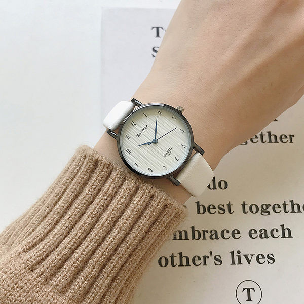 Tavaline ümmarguse sihverplaadiga naiste käekell